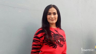 img-title Iis Dahlia Bagikan Cerita Pernikahan yang Genap 18 Tahun