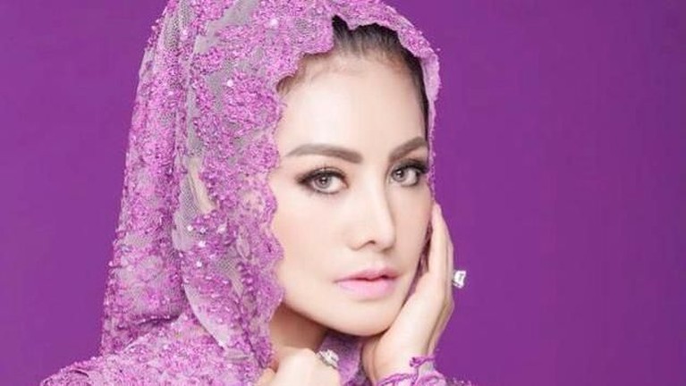 Bukan pamer goyangan seksi, tujuh pedangdut ini dikenal dan memberikan penampilan sempurnanya di atas panggung dengan suara emas. 