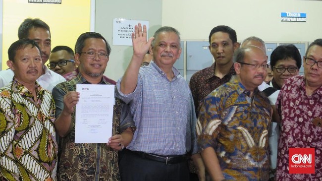 Sofyan Basir keluar dari Rutan KPK. Dia irit bicara kepada awak media dan mengaku akan beristirahat dahulu usai mengirup udara bebas. 