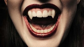 Terobsesi Vampir,Wanita Finlandia Pasang Taring Gigi Permanen