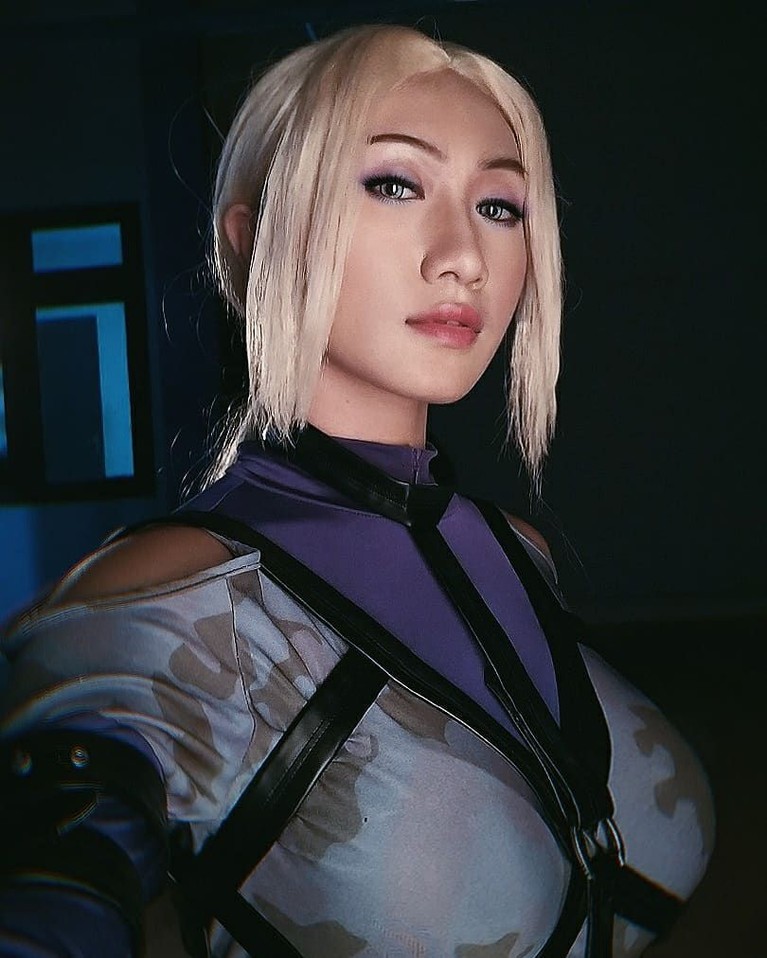 6 Potret Lola Zieta, Cosplayer Seksi yang Mengaku Panseksual Lola Zieta, wanita cosplayer ini mendadak viral karena mengaku adalah seorang panseksual. Penampilan seksinya di Instagram juga menjadi sorotan publik.