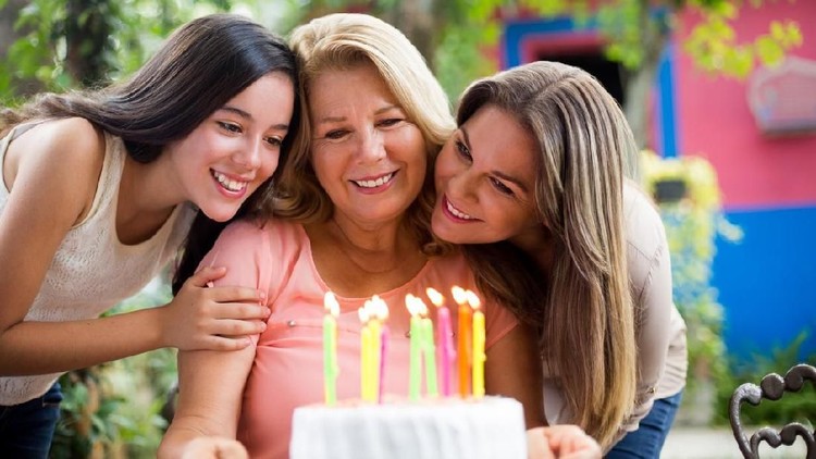 Kita mungkin punya hubungan yang dekat dengan ibu. Tapi, kadang sulit menemukan kalimat yang tepat untuk mengucapkan selamat ulang tahun.