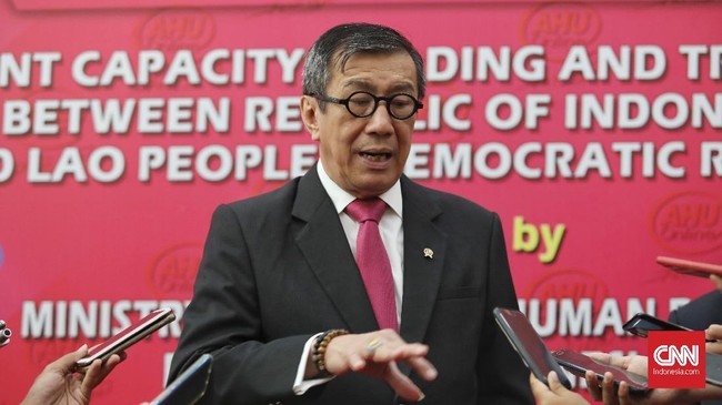 Pemerintah akan menyerahkan draf omnibus law akhir tahun. Mahfud MD menilai banyak anggota DPR yang tak paham dengan omnibus law.