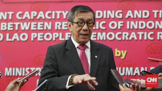 Menkumham Serahkan Draf Omnibus Law ke DPR Akhir Tahun Pemerintah akan menyerahkan draf omnibus law akhir tahun. Mahfud MD menilai banyak anggota DPR yang tak paham dengan omnibus law.