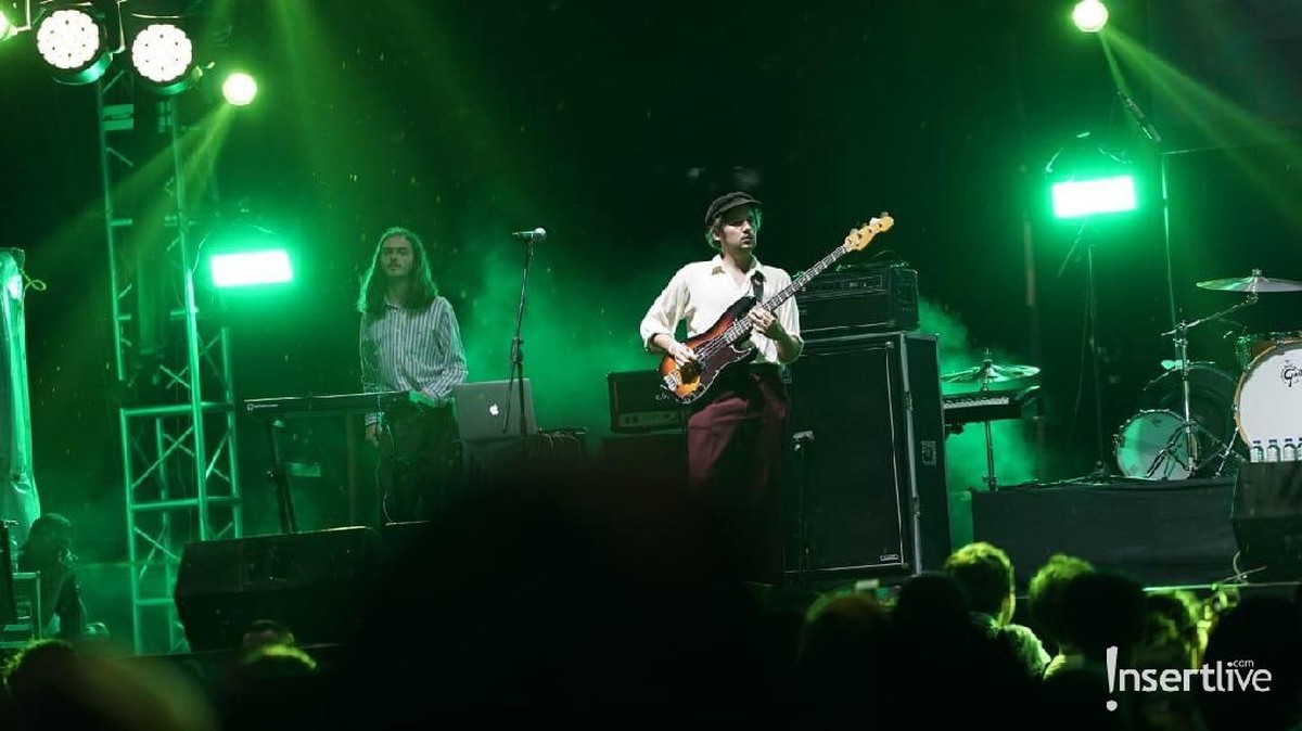 FUR adalah band asal Inggris yang populer lewat lagu If You Know That I'm Lonely&period; Berikut aksi panggung FUR saat tampil menghibur penggemar di Jakarta&period;