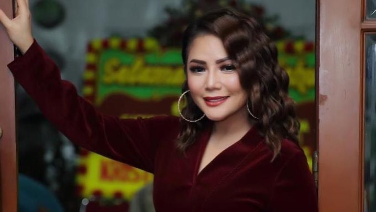 7 Pedangdut Ini Terkenal Tanpa Goyangan Seksi Bukan pamer goyangan seksi, tujuh pedangdut ini dikenal dan memberikan penampilan sempurnanya di atas panggung dengan suara emas.