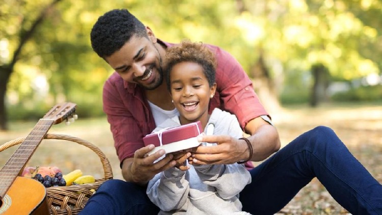 So Sweet, 10 Ucapan Ulang Tahun dari Ayah untuk Putri Kecilnya Mungkin para Ayah terlalu kaku atau bingung bagaimana mengucapkan selamat ulang tahun kepada anak perempuan. Kalimat ini bisa jadi pilihan untuk Ayah.