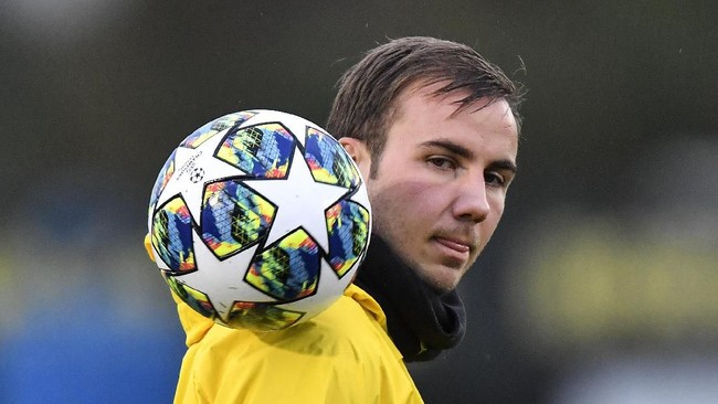 Dortmund's Mario Goetze exercises with the ball during a training session in Dortmund, Germany, Monday, Nov. 4, 2019. Borussia Dortmund plays Inter Milan in a Champions League Group F soccer match in Dortmund on Tuesday. (AP Photo/Martin Meissner)