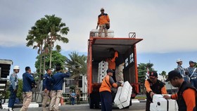 Satgas Bencana Bagikan Ribuan Jeriken Air di Sumenep