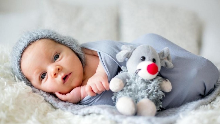 Bukan hanya soal nama yang bagus, mencari nama anak pertama juga harus bermakna baik, Bun. Berikut HaiBunda berikan 35 refrensi nama bayi laki-laki pertama.