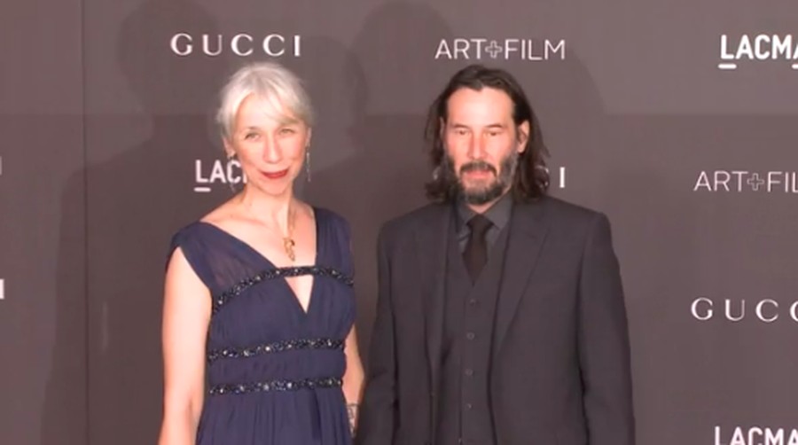 Setelah 10 tahun menjomblo, Keanu Reeves kenalkan pacarnya di hadapan publik.