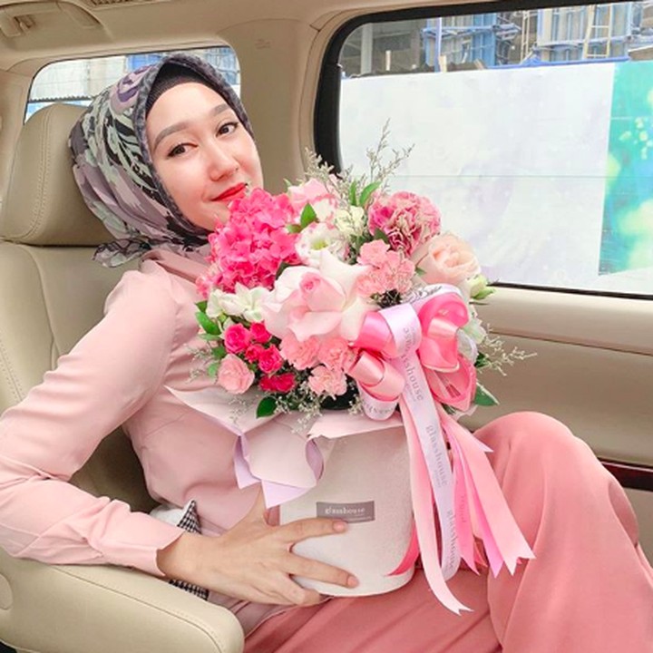 <p>Aih, bunga dan pemegangnya sama-sama cantik. (Foto: Instagram/ @dianpelangi)</p>