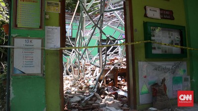 img-title Karangan Bunga Nadiem Makarim untuk Sekolah Ambruk Pasuruan