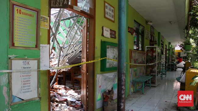 Polda Jatim mengambil alih proses identifikasi insiden ambruknya atap SDN Gentong, Pasuruan, yang menewaskan seorang guru dan seorang murid.