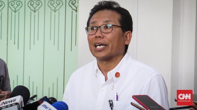 Jubir Presiden Fadjroel Rachman dan Tenaga Ahli KSP Ali Ngabalin menyebut pemanggilan BEM UI soal Jokowi The King of Lip Service menjadi urusan internal UI.