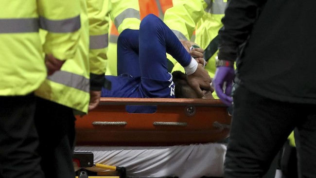 Cristiano Ronaldo memberikan dukungan menyentuh kepada Andre Gomes yang mengalami cedera patah kaki di laga Everton vs Tottenham Hotspur.