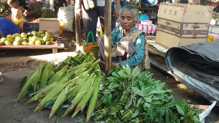 Meski sudah jadi Bupati, Raymundus tetap diberi jajan oleh ibunya yang berprofesi petani dan pedagang sayur.