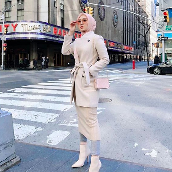 <p>Kini, Dian Pelangi lebih sering memakai celana setiap beraktivitas, Bun. Makin tampak jenjang ya kaki Dian. (Foto: Instagram/ @dianpelangi)</p>