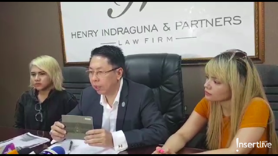 Evelyn dan Dinar Candy merasa ditipu dan dirugikan hingga ratusan juta rupiah.