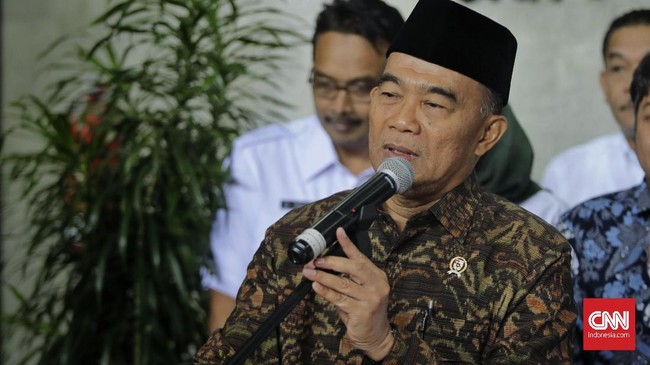 Menko PMK Kritik Rencana Nadiem Ubah Sistem Zonasi Menko PMK Muhadjir Effendy mempersilahkan Mendikbud Nadiem Makarim melakukan perubahan terhadap sistem zonasi, namun mesti paham dengan visi-misi Jokowi.