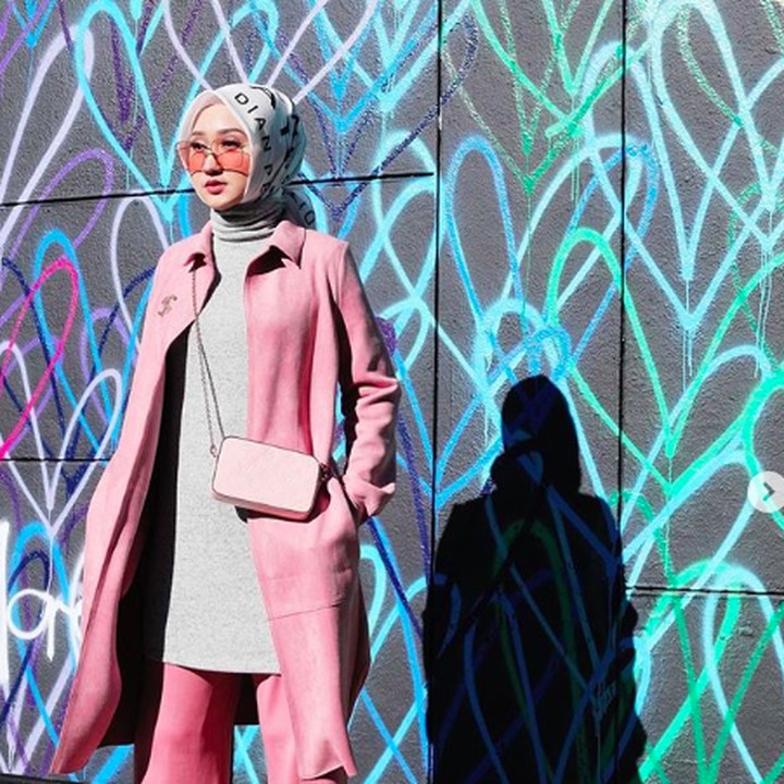 <p>Coba perhatiin deh, Bun. Desainer Dian Pelangi makin langsing dan glowing ya. (Foto: Instagram/ @dianpelangi)</p>