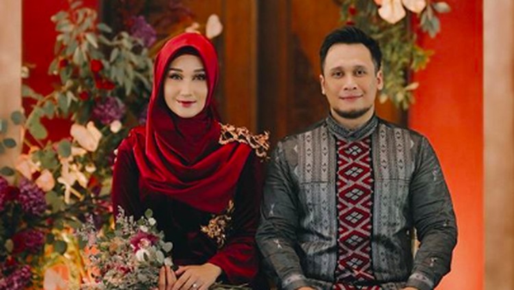 Dian pelangi resmi dipersunting Sandy Nasution. Sang suami diketahui adalah pengusaha sukses dan pendiri salah satu perusahaan.