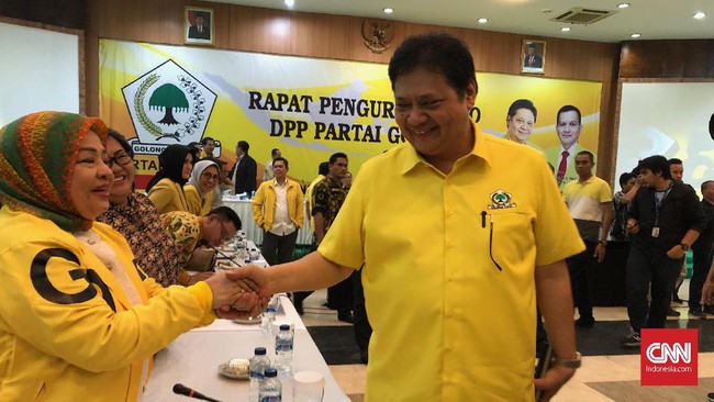 Airlangga Hartanto merespons soal peluang Luhut Binsar Panjaitan dan Bambang Soesatyo menggeser posisinya sebagai Ketua Umum Golkar.