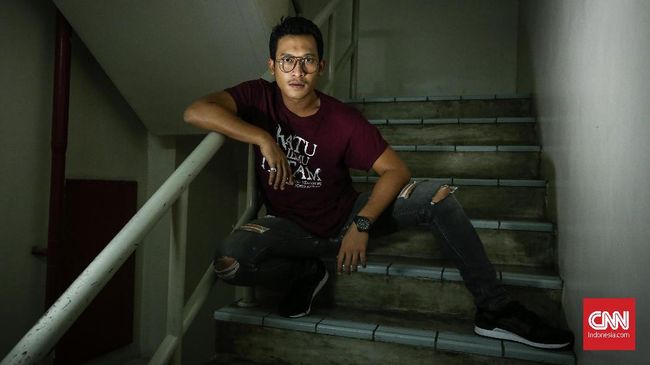 Aktor Ade Firman Hakim meninggal dunia pada Senin (14/9), setelah berjuang melawan penyakit yang diduga Covid-19 sejak pekan lalu.