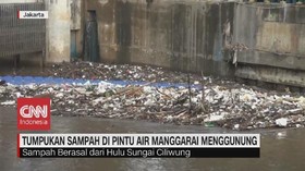 VIDEO: Tumpukan Sampah di Pintu Air Manggarai Menggunung