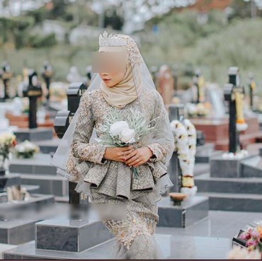 Foto Prewedding di Pemakaman, Calon Pengantin Ini Tuai Hujatan