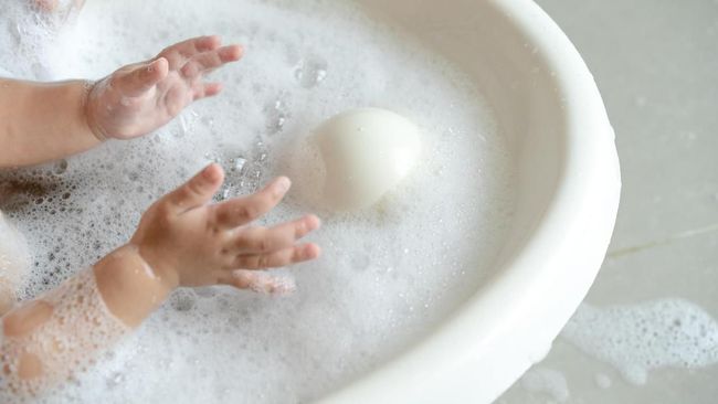 Ada beberapa aturan yang harus ditaati agar memandikan bayi tidak jadi bencana hingga merenggut nyawa si kecil. Berikut penjelasan dokter.
