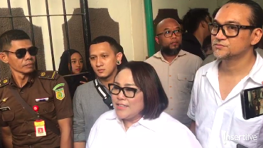 img-title Hadapi Sidang Putusan, Nunung Tebar Senyum Percaya Diri