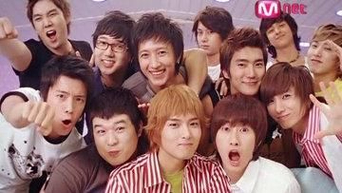 Beberapa foto lawas Super Junior sejak debut hingga sekarang versi Insertlive&period;