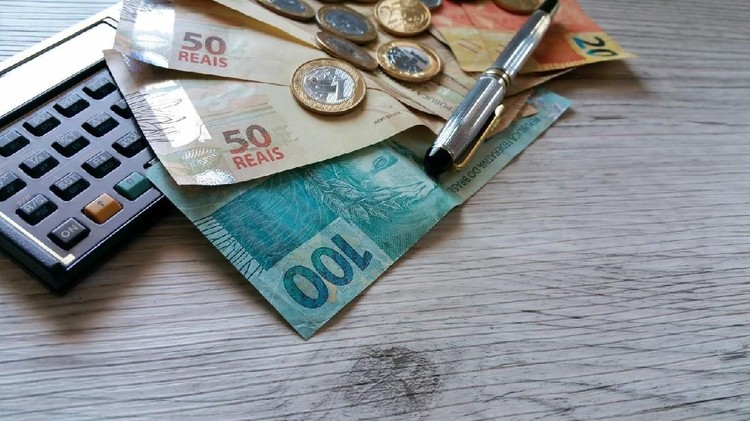 Mau investasi tapi cuma punya pemasukan dari gaji UMP, Bun? Tak perlu khawatir, simak cara mengaturnya ya.