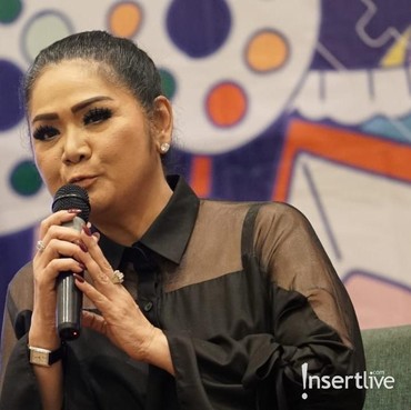Vina Panduwinata Persembahkan Kado Spesial di Pernikahan Ikmal Tobing