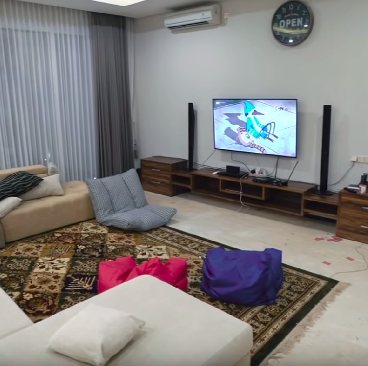<span class="im">Di vila ini, televisi sengaja hanya di letakkan di ruang keluarga, di kamar tidak ada televisi, tujuannya agar semua berkumpul bersama. (Foto: Rans Entertainment)<br /></span>