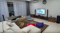 <span class="im">Di vila ini, televisi sengaja hanya di letakkan di ruang keluarga, di kamar tidak ada televisi, tujuannya agar semua berkumpul bersama. (Foto: Rans Entertainment)<br /></span>