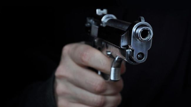 Polisi kini menyelidik protokol senjata api dalam kasus penembakan tak sengaja Alec Baldwin di lokasi syuting.