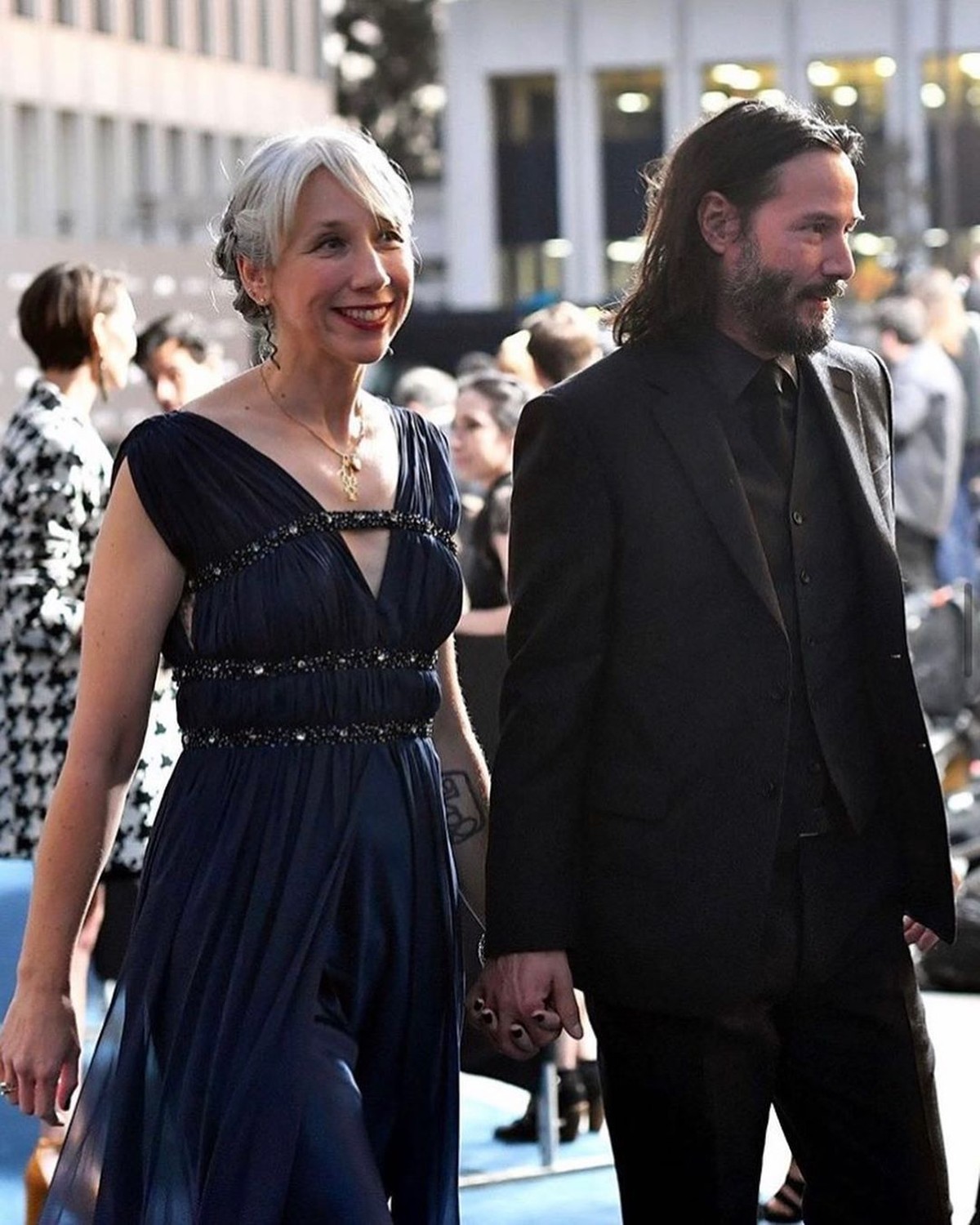 Keanu Reeves baru saja mengenalkan kekasih barunya bernama Alexandra Grant pada publik&comma; intip potret kemesraan mereka yuk&excl;