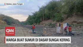 VIDEO: Warga Buat Sumur di Dasar Sungai Kering