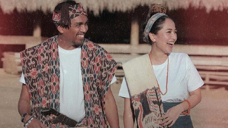 Mutia Ayu, istri musisi Glenn Fredly sedang hamil besar. Mutia pamerkan foto-foto dirinya sedang hamil besar. Seperti apa fotonya? Lihat fotonya di sini, Bun.