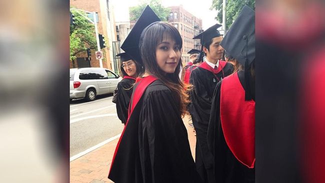 Nama Risa Santoso mendadak jadi viral beberapa hari belakangan ini. Risa jadi terkenal setelah dilantik menjadi rektor termuda di Indonesia di usia 27 tahun.
