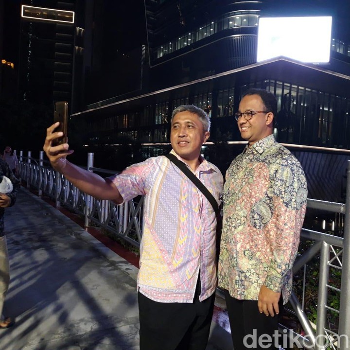 Pencopotan atap adalah perintah langsung Anies pada Kepala Dinas Bina Marga, Hari Nugroho, Bunda. (Foto: Anies di JPO tanpa atap (Rahel/detikcom)