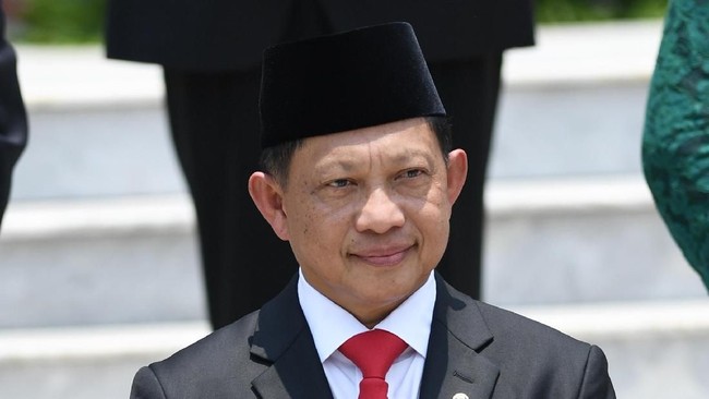 Menteri Dalam Negeri Tito Karnavian bersiap mengikuti foto bersama seusai pelantikan menteri Kabinet Indonesia Maju di Beranda Halaman Istana Merdeka, Jakarta, Rabu (23/10/2019). ANTARA FOTO/Wahyu Putro A/foc.