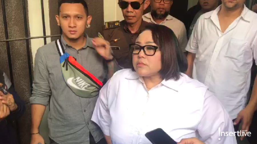 Sidang kasus narkoba Nunung kembali ditunda, komedian itu pun mengaku pasrah dengan penundaan tersebut.
