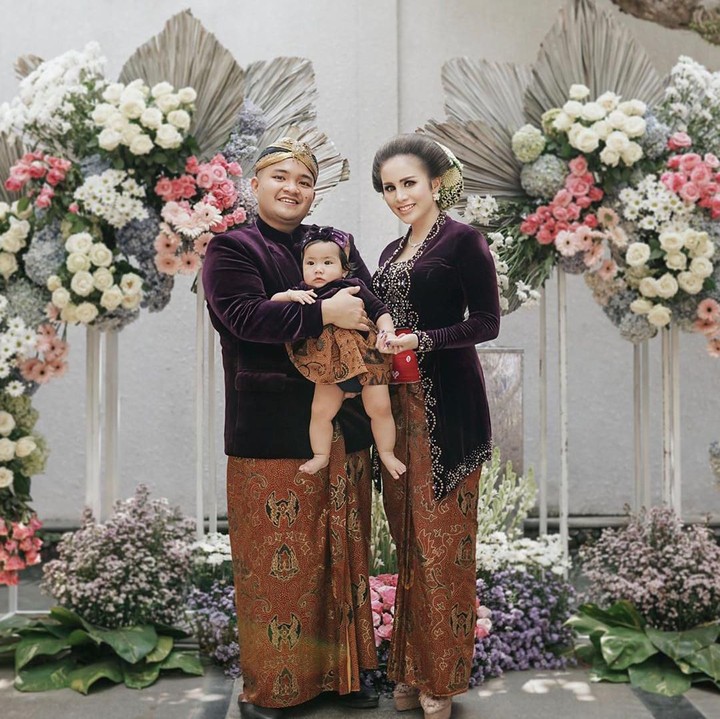 Momo Geisha dan Nicola Reza Samudra mengadakan acara Tedak Siten untuk putri pertama mereka, Gabriella Aurora Samudra. (Foto: Instagram @therealmomogeisha)