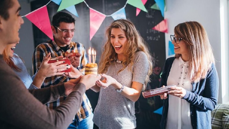 Besties! 7 Inspirasi Ucapan Selamat Ulang Tahun untuk Sahabat Bingung mau mengucapkan apa ketika sahabat ulang tahun? Lihat ucapan selamat ulang tahun untuk sahabat berikut ini ya, Bun.