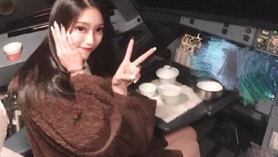 Gara-gara bawa gadis cantik ke dalam kokpit, pilot asal China dilarang terbang seumur hidup.