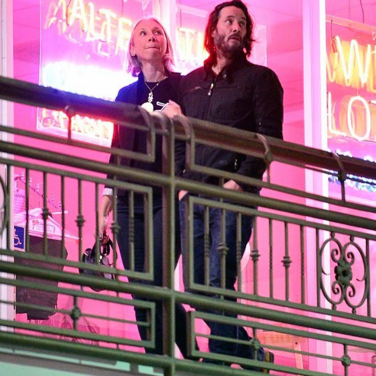 Keanu Reeves baru saja mengenalkan kekasih barunya bernama Alexandra Grant pada publik&comma; intip potret kemesraan mereka yuk&excl;