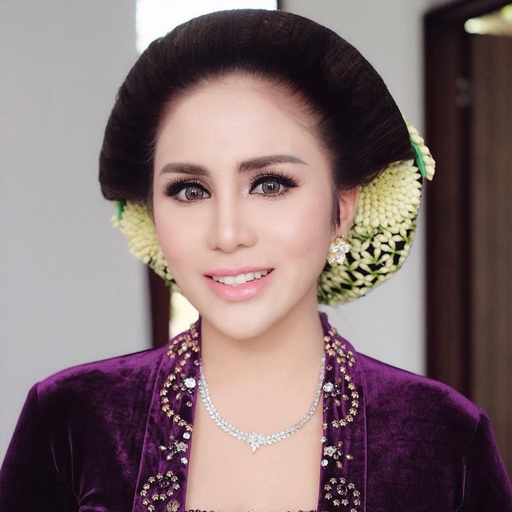 Cantiknya Momo Geisha dalam balutan busana adat Jawa ini ya, Bunda. (Foto: Instagram @therealmomogeisha)<span class="im"><br /></span>